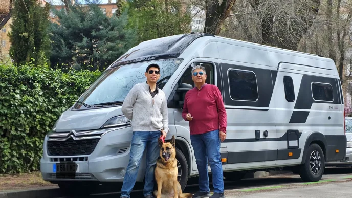 Viaje por Europa de una familia cusqueña junto a su camper o castillo rodante y su perra Lilu.