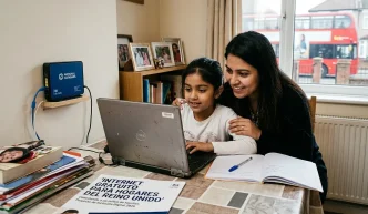 internet gratuito Reino Unido en hogar con madre e hija usando laptop