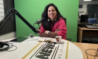 Claudia Turbet candidata por Hackney en entrevista en estudio de radio en Londres