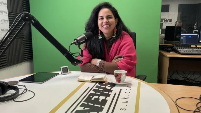 Claudia Turbet candidata por Hackney en entrevista en estudio de radio en Londres