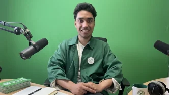 Juan Carlos Valero candidato Islington en estudio con distintivo del Partido Verde en Londres
