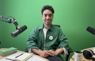 Juan Carlos Valero candidato Islington en estudio con distintivo del Partido Verde en Londres
