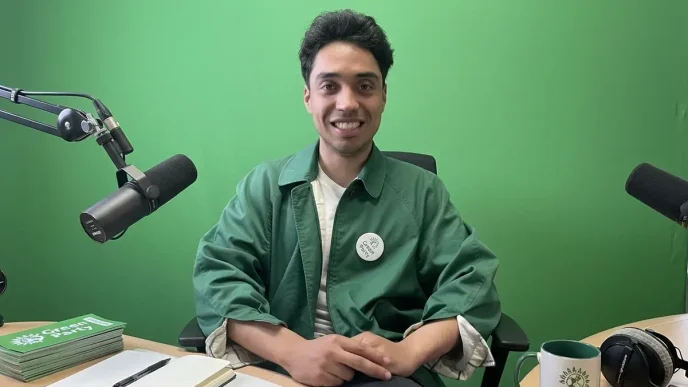 Juan Carlos Valero candidato Islington en estudio con distintivo del Partido Verde en Londres