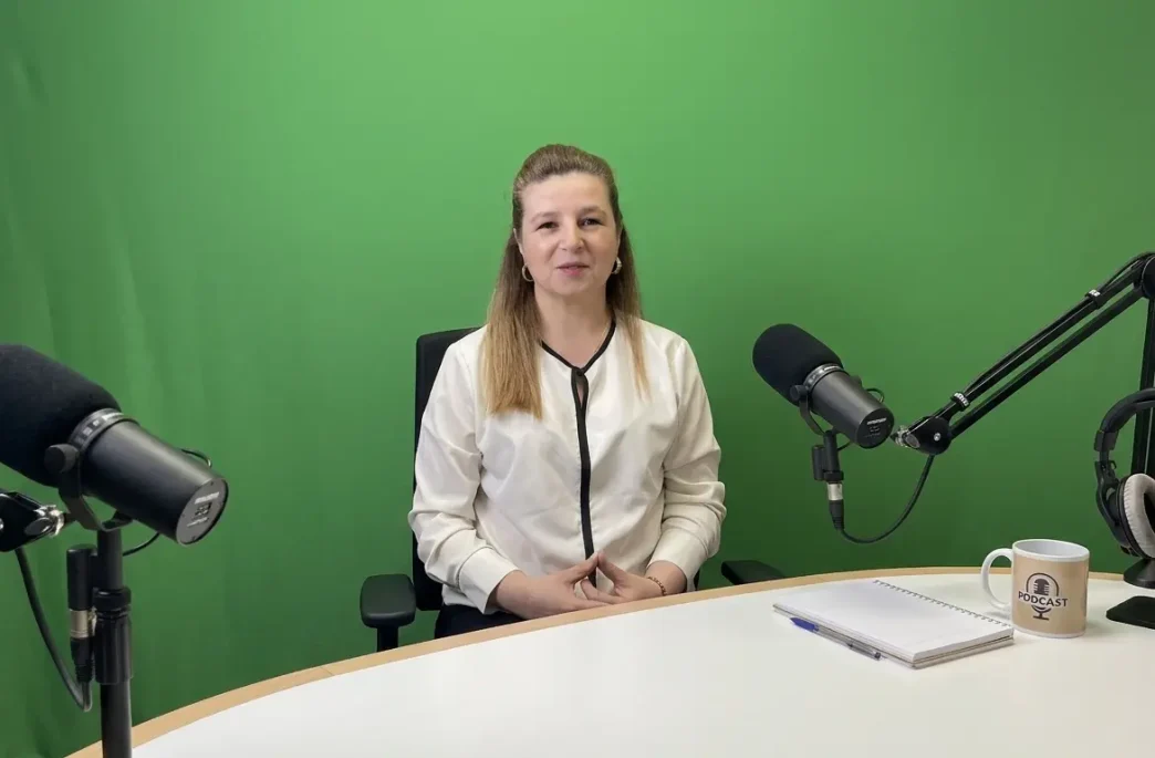 Lina María Usma candidata Southwark en entrevista en estudio de radio en Londres