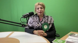 Luisa Sofía Brands candidata Haringey en estudio con distintivo del Partido Verde en Londres