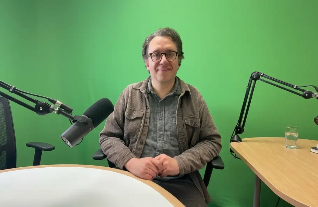 Martín Tiedemann candidato Lambeth en entrevista en estudio de radio en Londres