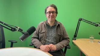 Martín Tiedemann candidato Lambeth en entrevista en estudio de radio en Londres