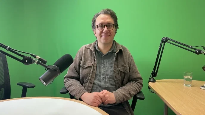 Martín Tiedemann candidato Lambeth en entrevista en estudio de radio en Londres