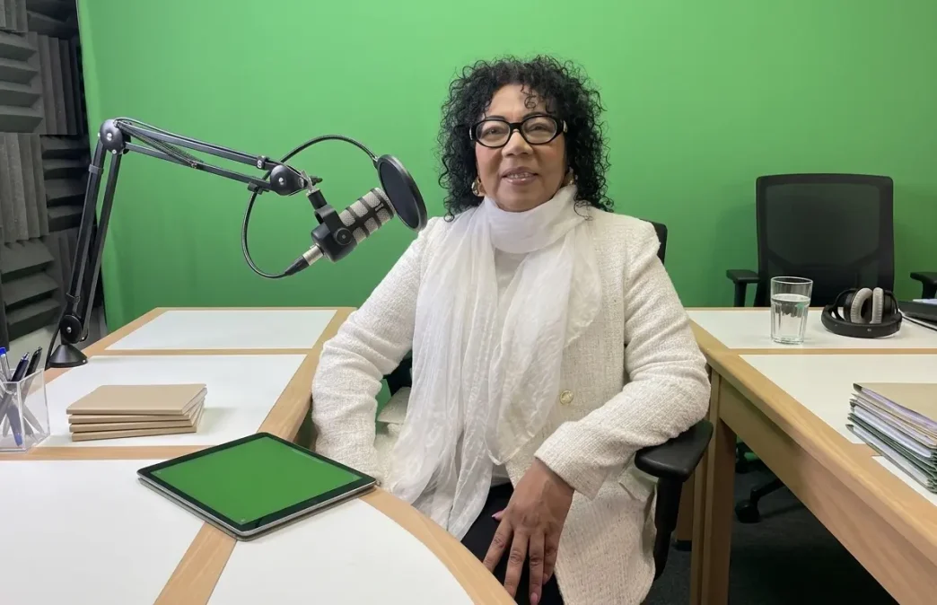 Mary Ingham candidata Wandsworth en entrevista en estudio de radio en Londres