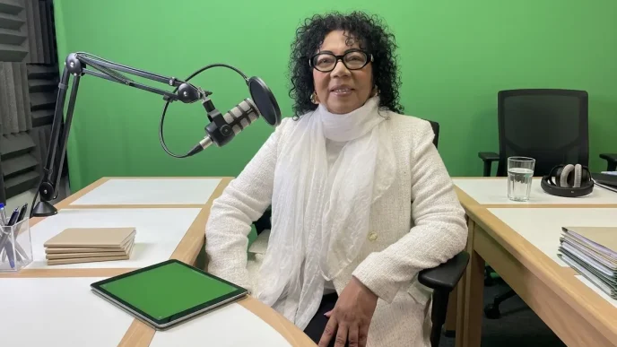 Mary Ingham candidata Wandsworth en entrevista en estudio de radio en Londres