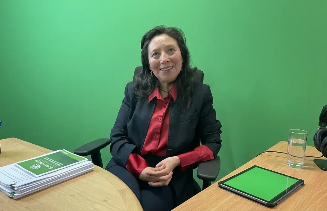 Mayra Crean candidata Newham en entrevista en estudio de radio en Londres