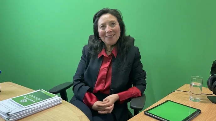 Mayra Crean candidata Newham en entrevista en estudio de radio en Londres