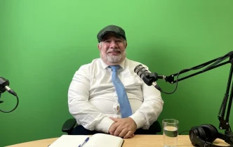 Miguel Boris Koseleff candidato Haringey en estudio de radio durante entrevista en Londres