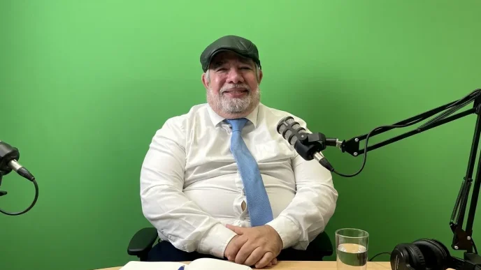 Miguel Boris Koseleff candidato Haringey en estudio de radio durante entrevista en Londres