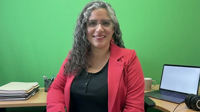 Natalia Pérez candidata Hammersmith en estudio durante entrevista en Londres