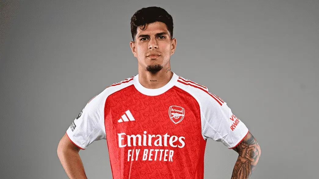 Piero Hincapié con camiseta del Arsenal en la Premier League