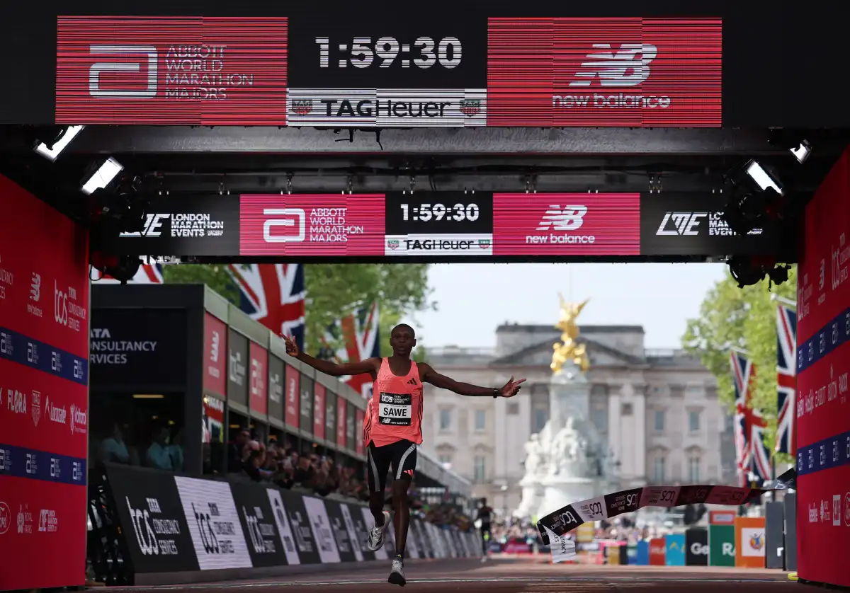 Sebastian Sawe logra el record mundial de maratón con un tiempo histórico en la línea de meta de The Mall.