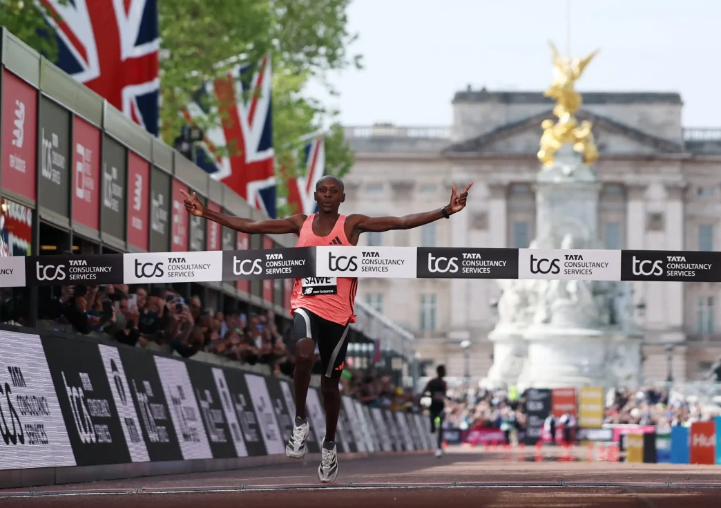 Record mundial de maratón con Sebastian Sawe cruzando la meta frente al Palacio de Buckingham en The Mall.