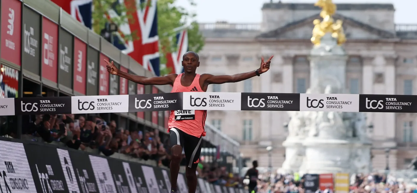 Record mundial de maratón con Sebastian Sawe cruzando la meta frente al Palacio de Buckingham en The Mall.