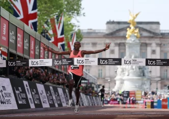 Record mundial de maratón con Sebastian Sawe cruzando la meta frente al Palacio de Buckingham en The Mall.