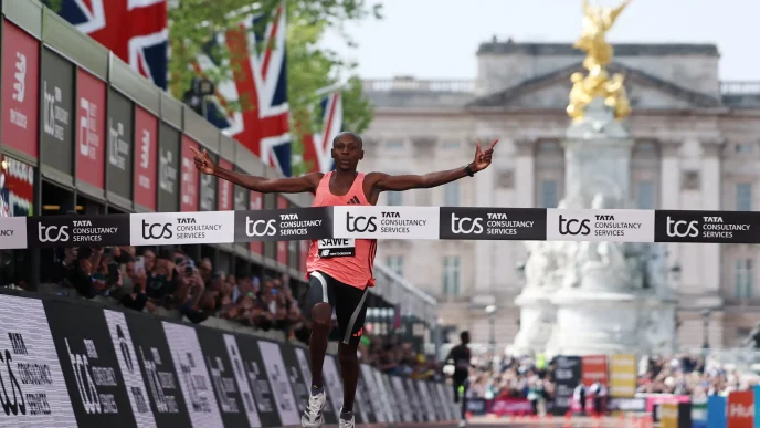 Record mundial de maratón con Sebastian Sawe cruzando la meta frente al Palacio de Buckingham en The Mall.