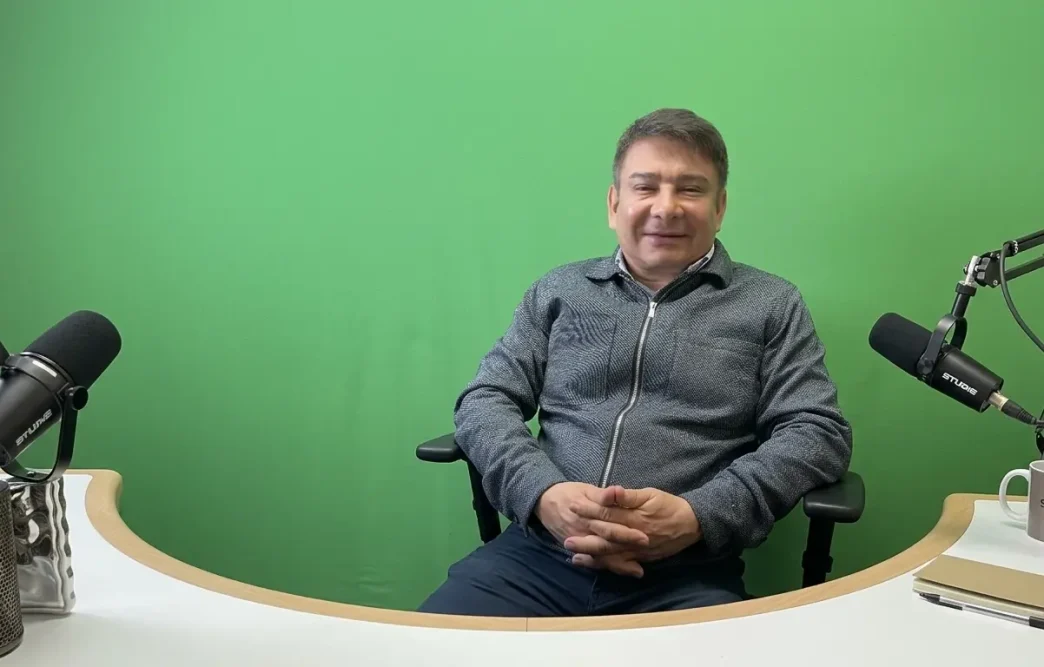 Raúl Mancera candidato Haringey en entrevista en estudio de radio en Londres