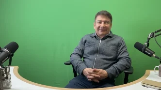 Raúl Mancera candidato Haringey en entrevista en estudio de radio en Londres