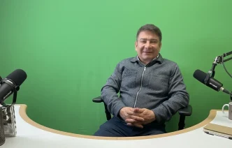 Raúl Mancera candidato Haringey en entrevista en estudio de radio en Londres