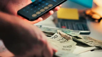 Council tax Reino Unido y cálculo de gastos domésticos con billetes y teléfono móvil.