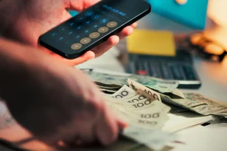 Council tax Reino Unido y cálculo de gastos domésticos con billetes y teléfono móvil.