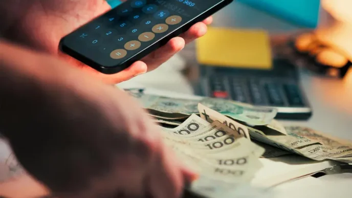 Council tax Reino Unido y cálculo de gastos domésticos con billetes y teléfono móvil.