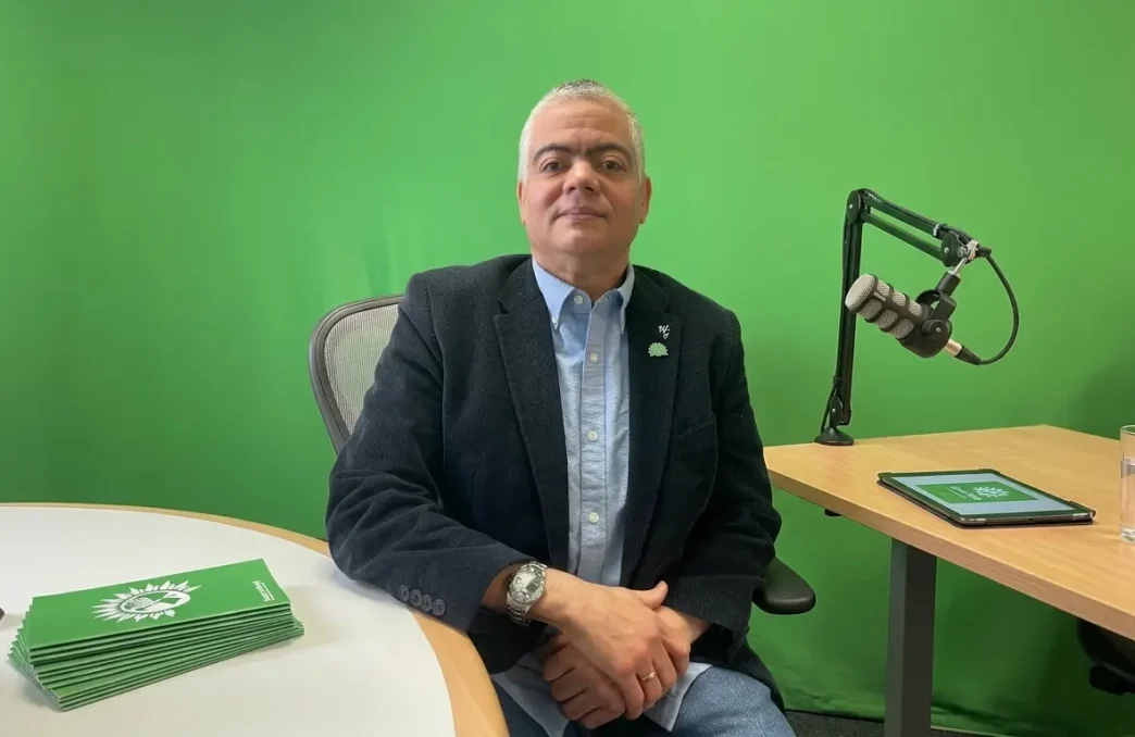 Wellington Gil candidato Lewisham en estudio de radio con material del Partido Verde en Londres