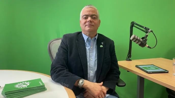Wellington Gil candidato Lewisham en estudio de radio con material del Partido Verde en Londres
