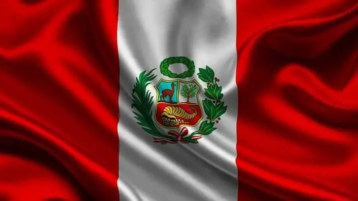 Democracia fragmentada en el Perú representada con la bandera nacional ondeando en un contexto político