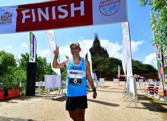 Atleta tinerfeño César Melián cruzando la meta en una maratón solidaria internacional