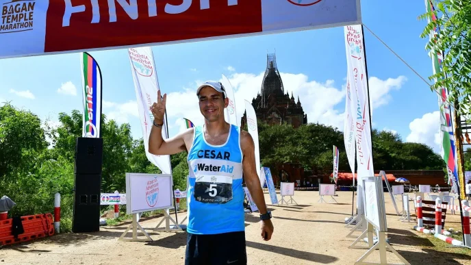 Atleta tinerfeño César Melián cruzando la meta en una maratón solidaria internacional