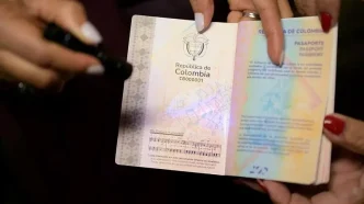 pasaporte colombiano 2026 abierto mostrando diseño biométrico y páginas internas