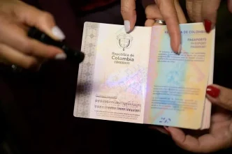 pasaporte colombiano 2026 abierto mostrando diseño biométrico y páginas internas