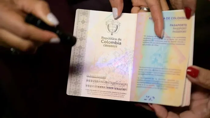 pasaporte colombiano 2026 abierto mostrando diseño biométrico y páginas internas