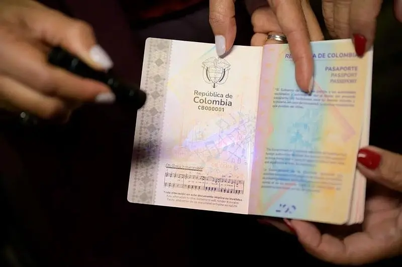 pasaporte colombiano 2026 abierto mostrando diseño biométrico y páginas internas
