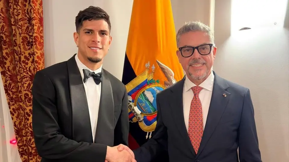 Piero Hincapié recibe homenaje en la Embajada de Ecuador en Londres
