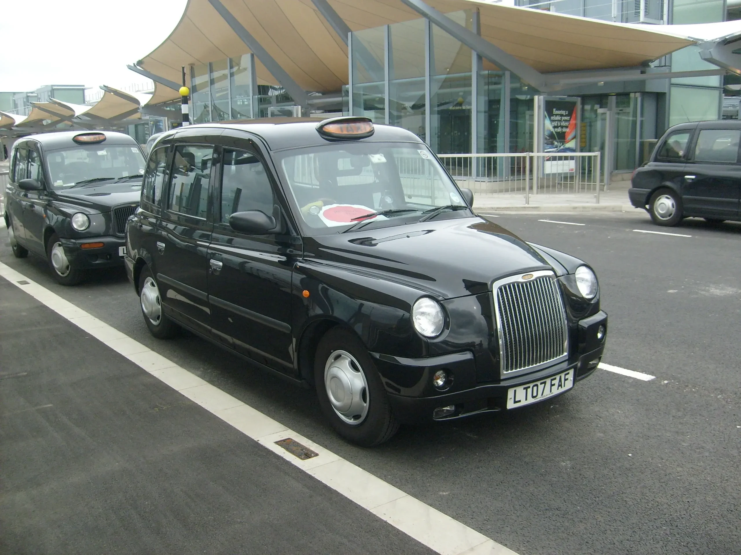 huelga transporte Londres con taxis negros operando frente al aeropuerto durante los paros de transporte público