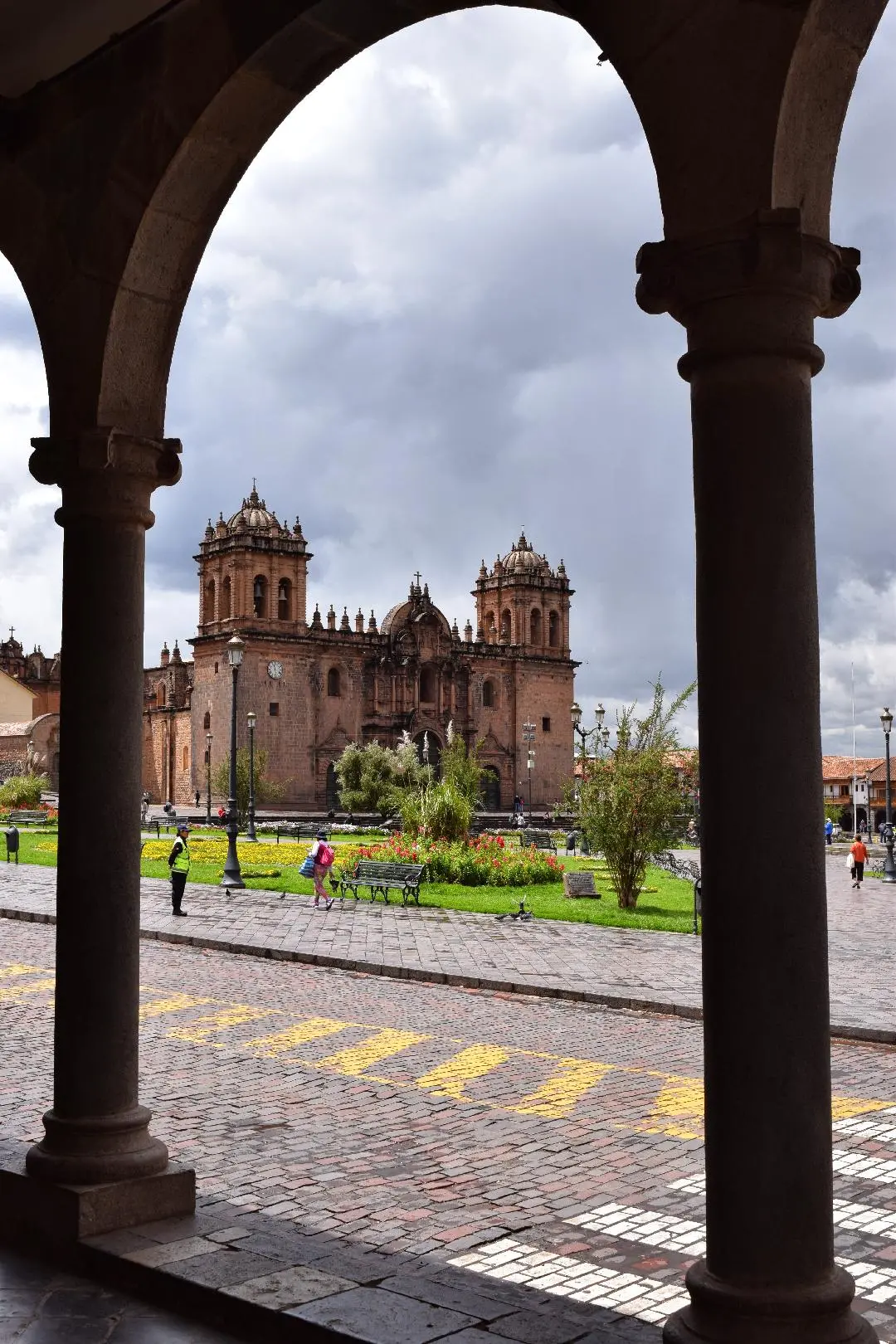 Viaje por Europa y regreso a Cusco representado por la Catedral del Cusco en el centro histórico.