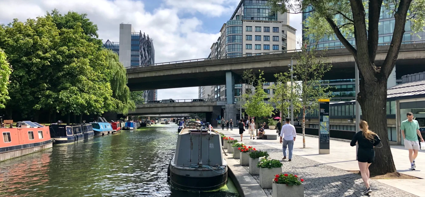 corredor verde Londres en Regent’s Canal con embarcaciones y zona peatonal