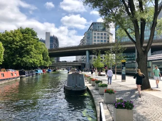 corredor verde Londres en Regent’s Canal con embarcaciones y zona peatonal
