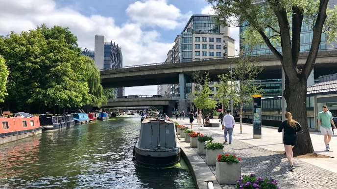 corredor verde Londres en Regent’s Canal con embarcaciones y zona peatonal