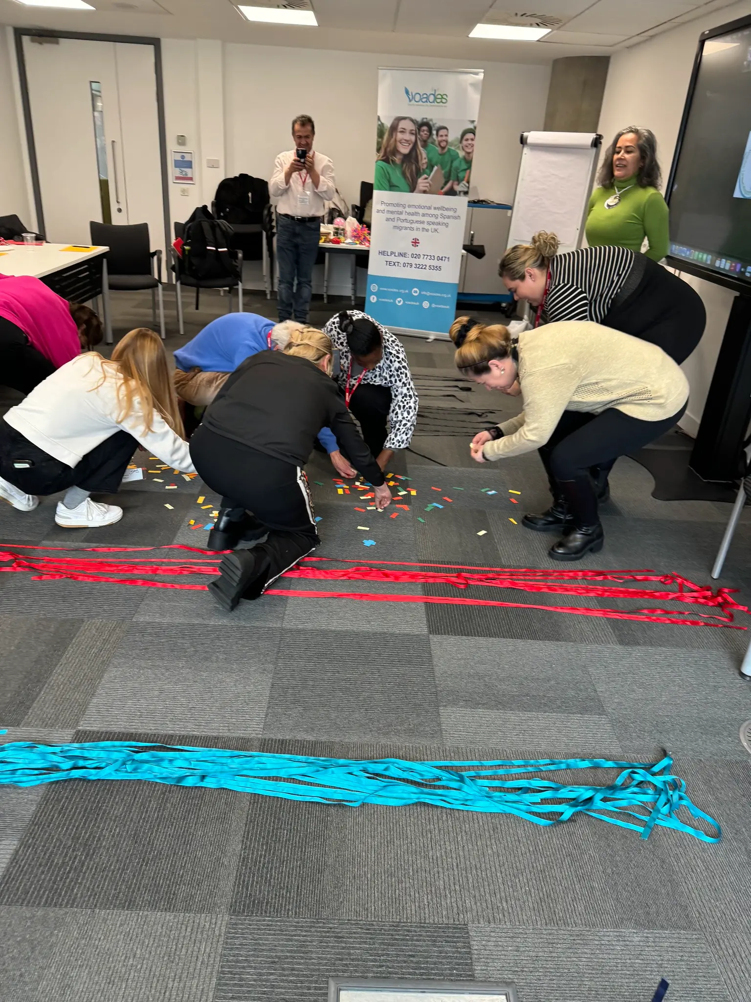 Voades Londres durante una dinámica de equipo enfocada en bienestar emocional y salud mental en una jornada participativa.