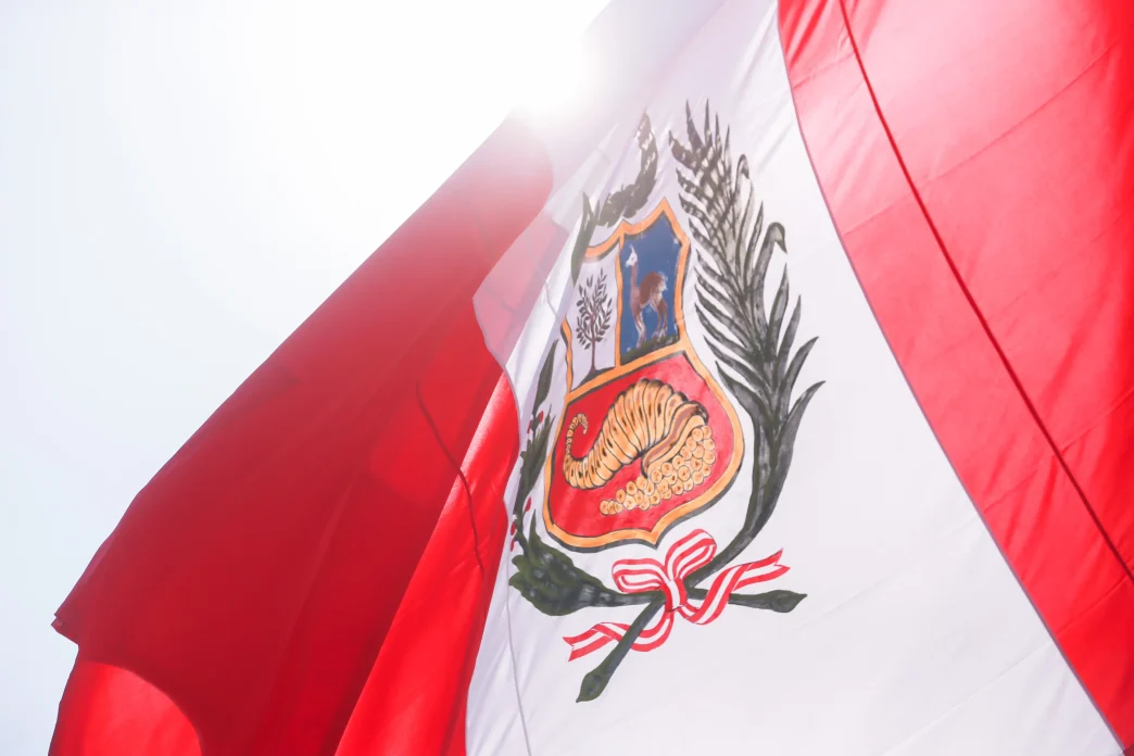 jornada electoral Perú Londres con bandera peruana ondeando durante elecciones