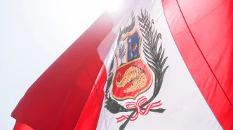 jornada electoral Perú Londres con bandera peruana ondeando durante elecciones