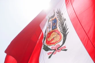 jornada electoral Perú Londres con bandera peruana ondeando durante elecciones